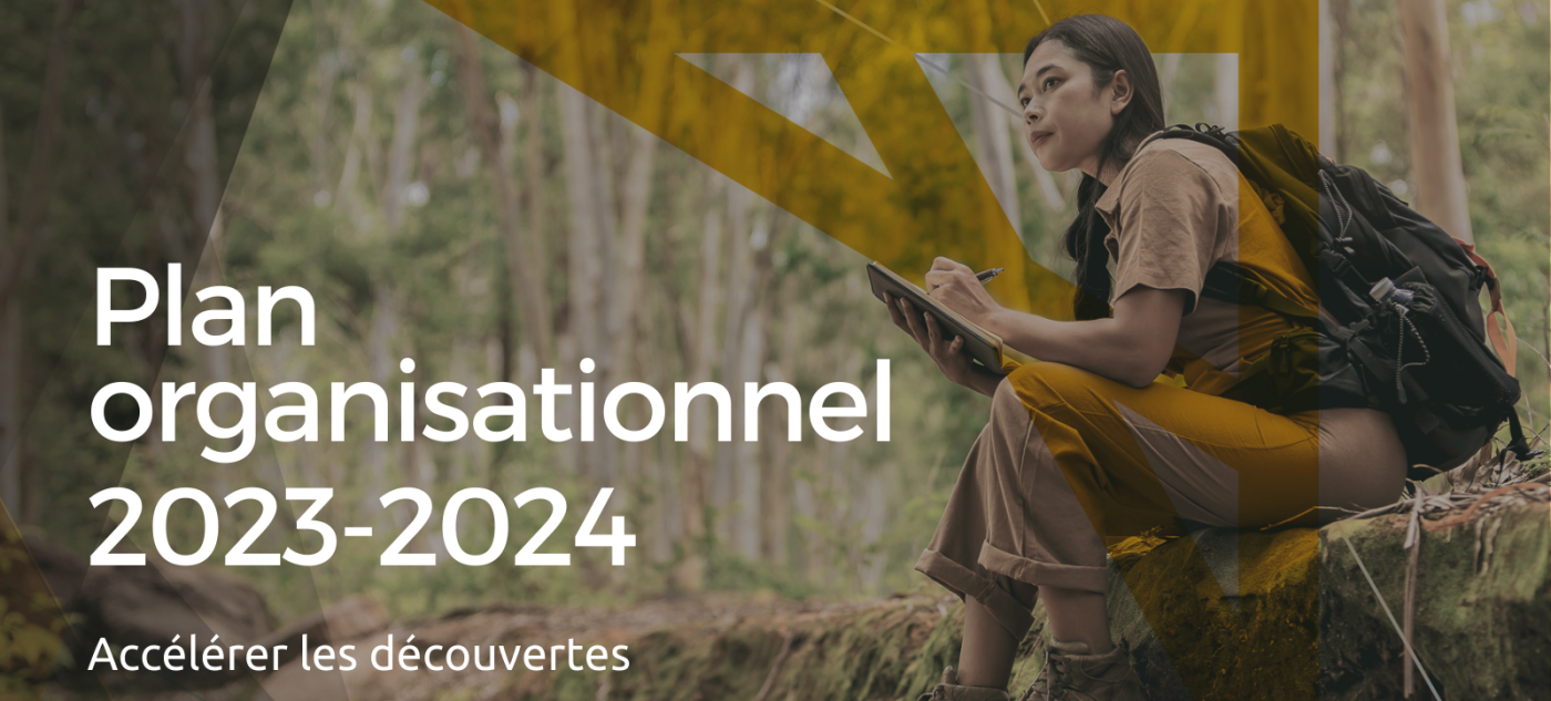 Une image d'une personne assise dans la forêt et prenant des notes accompagnée du texte « Plan organisationnel 2023-24. Accélérer les découvertes ».